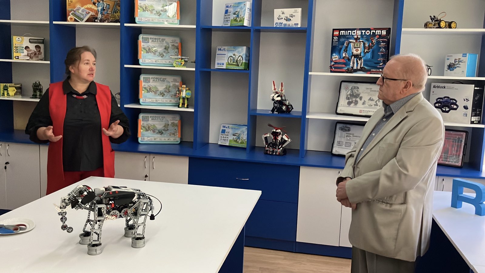 Ольга Барна знайомить із матеріальним забезпеченням лабораторії